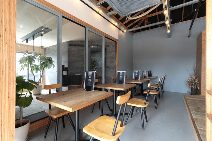 来店の際はご予約をお願いします